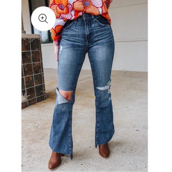 NWT Ariat Distressed Thea Flare Jeans - Picture 2 of 9